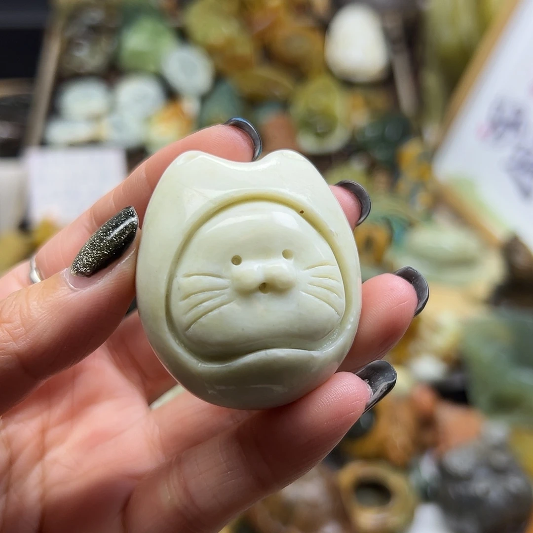 未镶嵌岫玉颈饰辽阳料后面带草猫咪