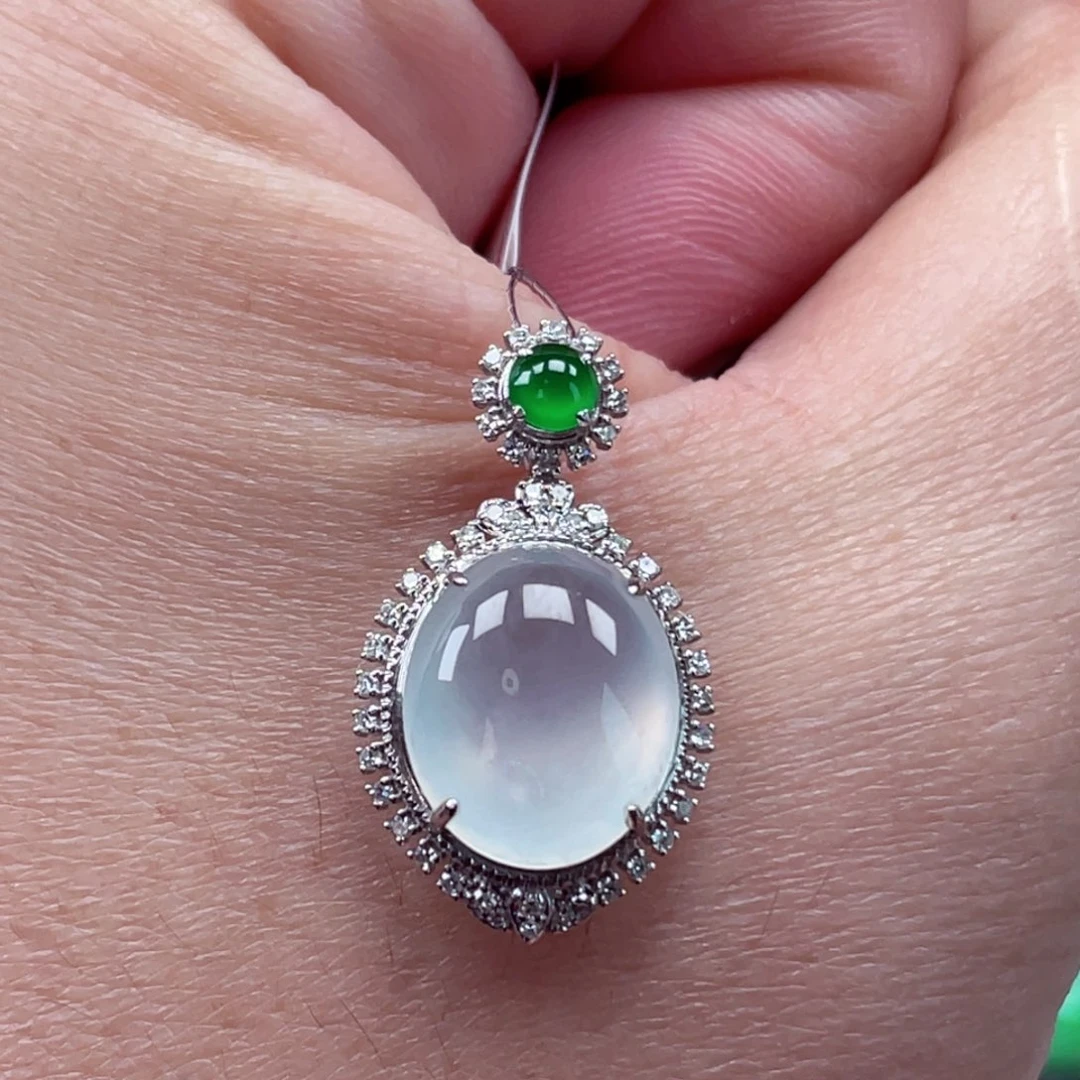 颈饰18K金镶嵌翡翠蛋面