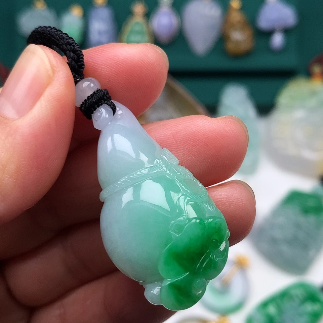 翡翠未镶嵌颈饰葫芦