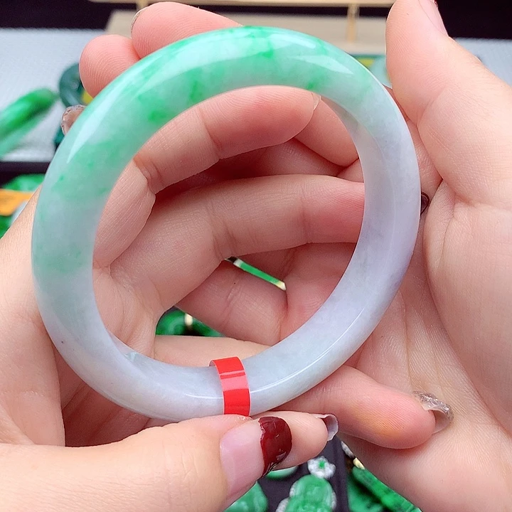 翡翠手镯未镶嵌翡翠