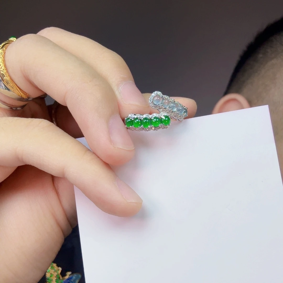 翡翠未镶嵌颈饰一件