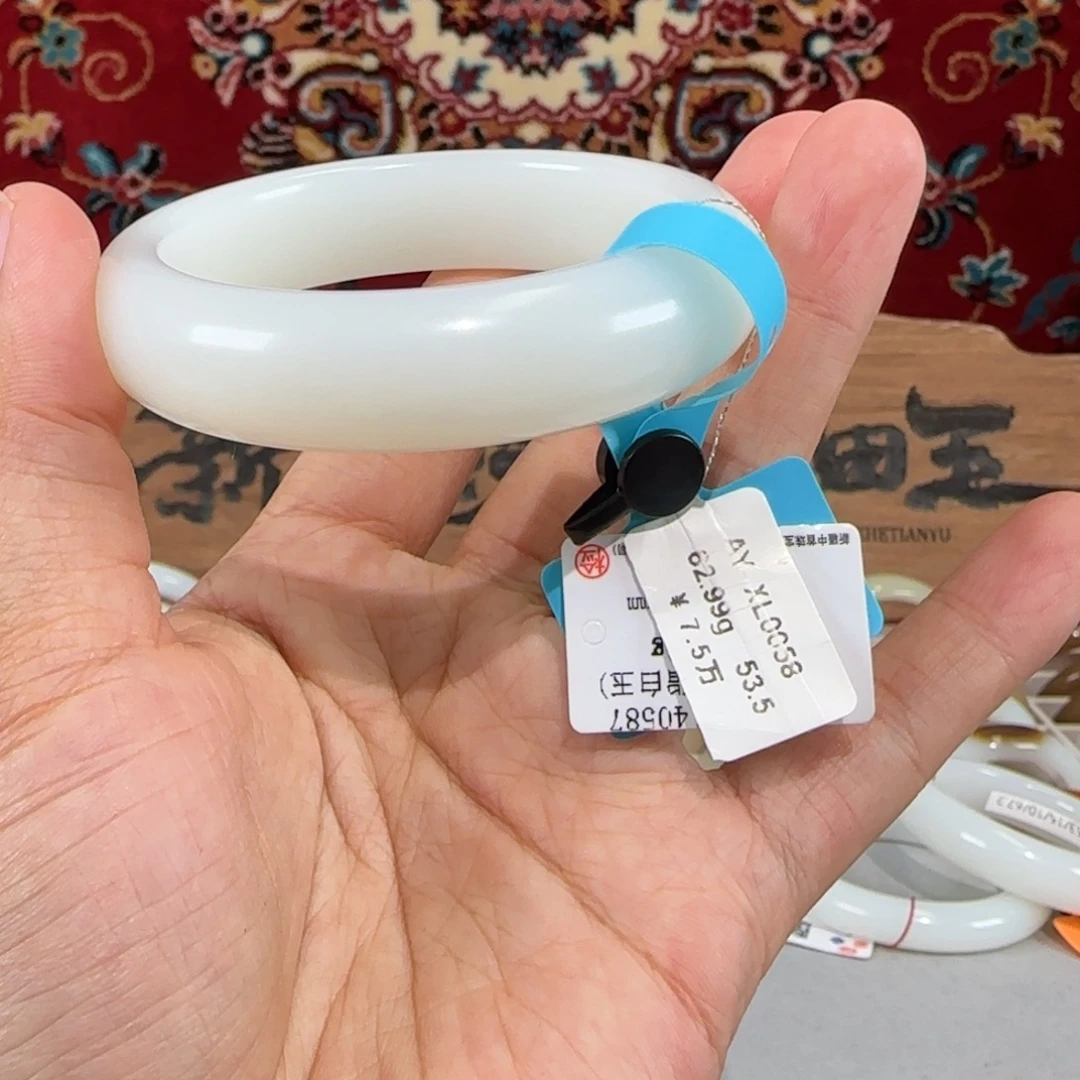 未镶嵌手镯和田玉优雅新疆羊脂玉手镯