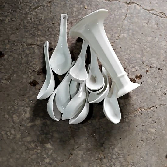 盘子碗茶壶啥都有