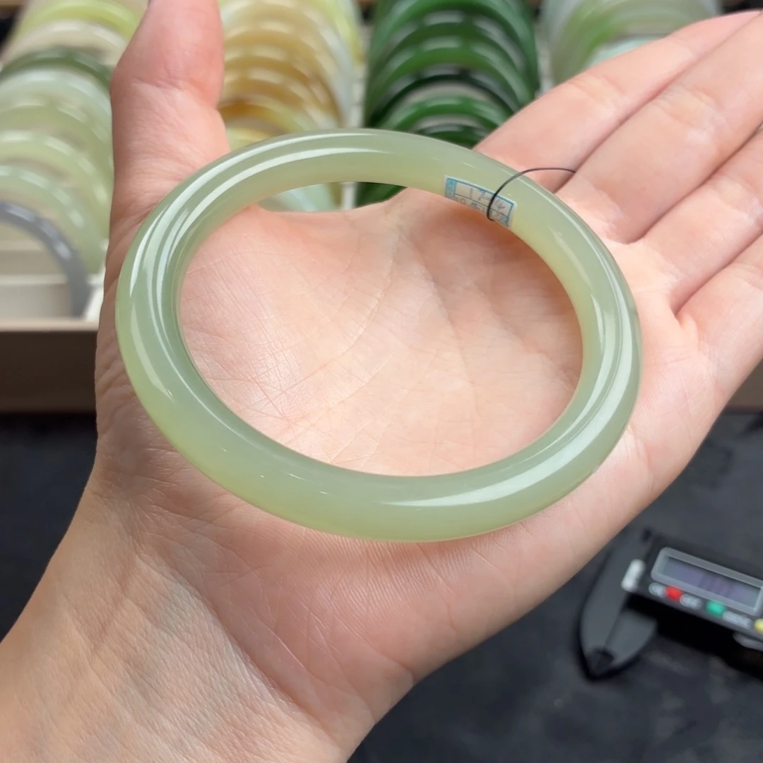 和田玉未镶嵌手镯-冰底嫩绿葡萄肉美人条6号