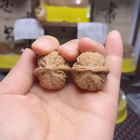 文玩核桃吊坠绣球