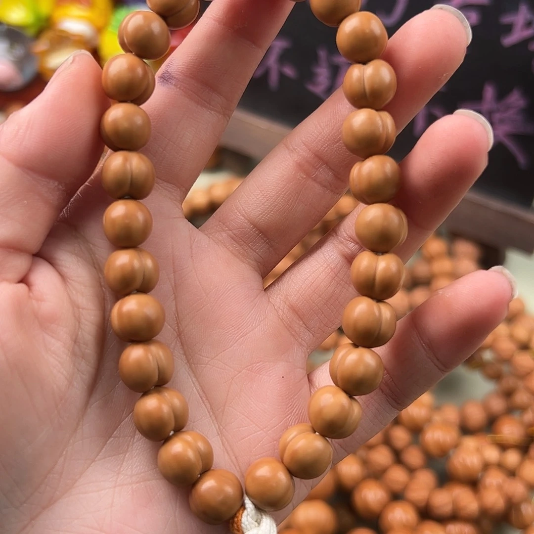 库克吊坠全品的亮面小屁桃