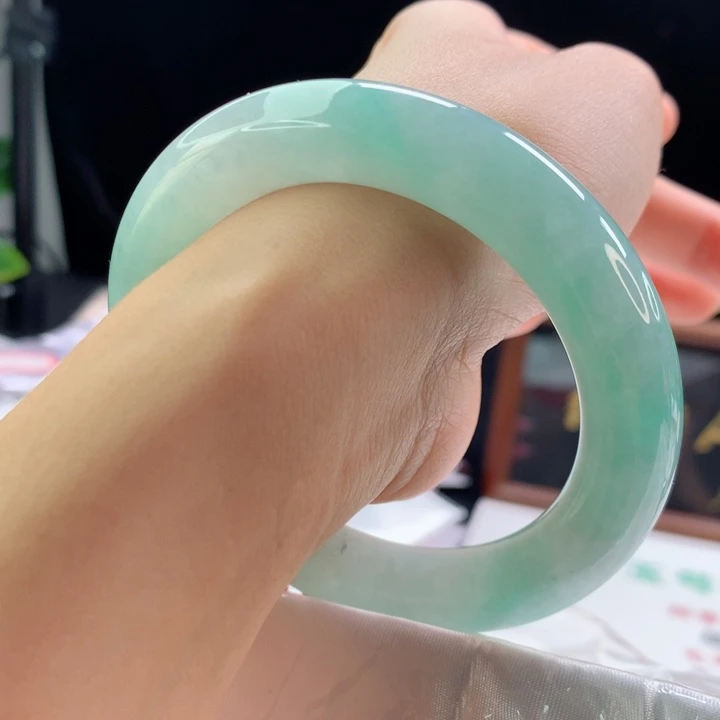 未镶嵌手镯（圆镯）翡翠甜阳果绿