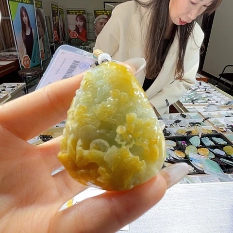 翡翠未镶嵌颈饰一个