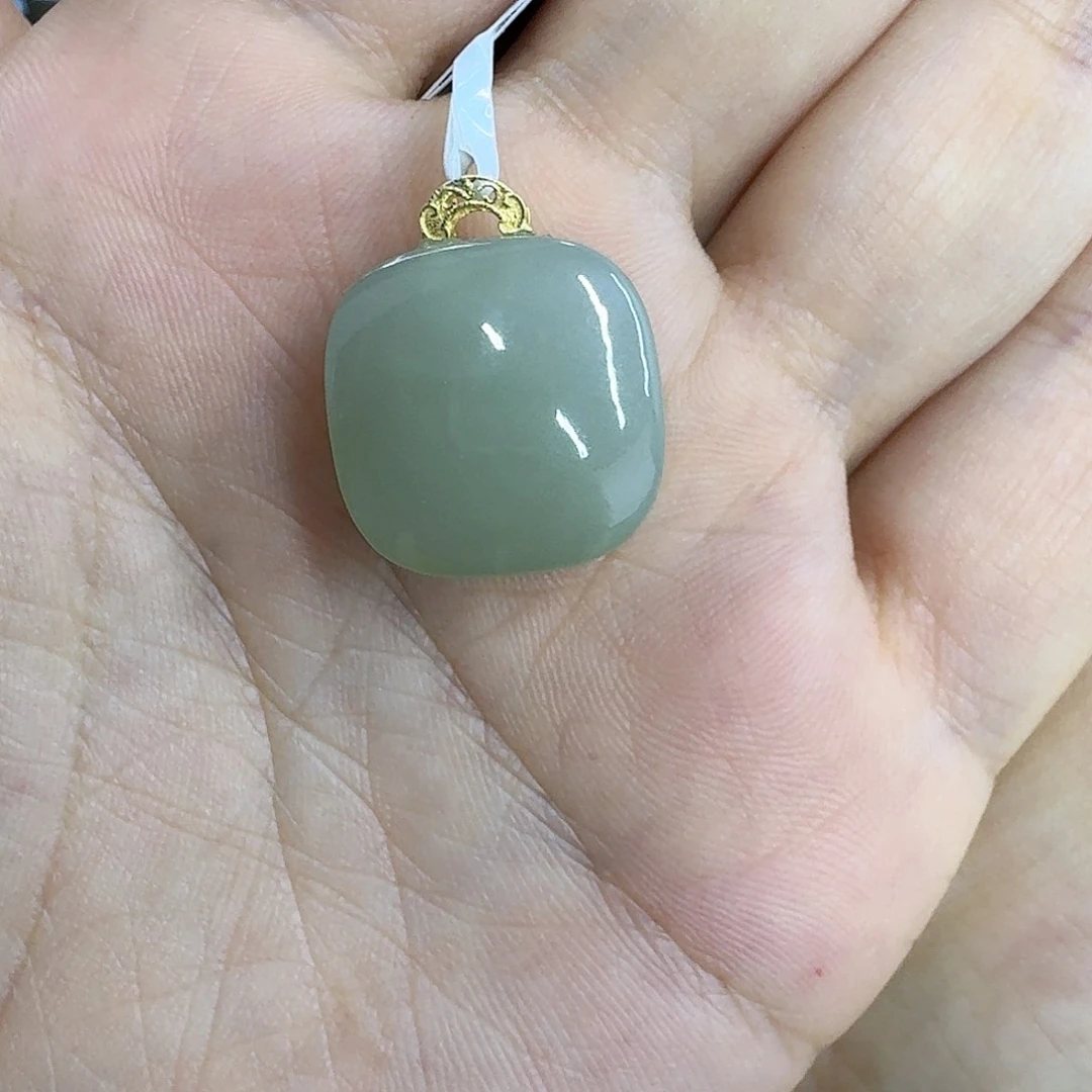 和田玉18K金镶嵌颈饰灰****?