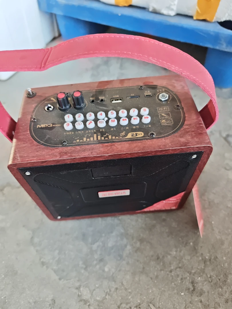 8新  音箱小音箱一个的价格，没有配件不包好坏。旋钮掉了