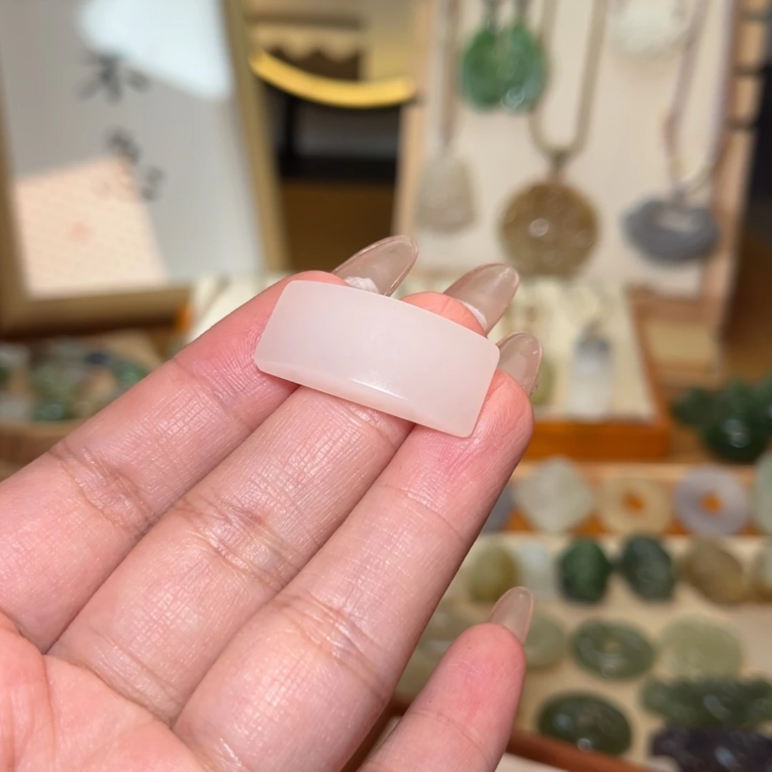 和田玉颈饰未镶嵌睡**觉