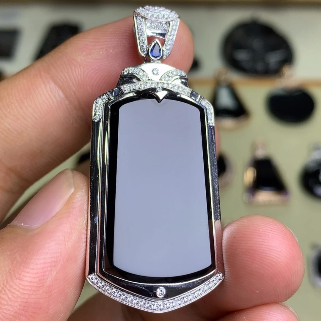 颈饰18K金镶嵌翡翠墨翠无事牌