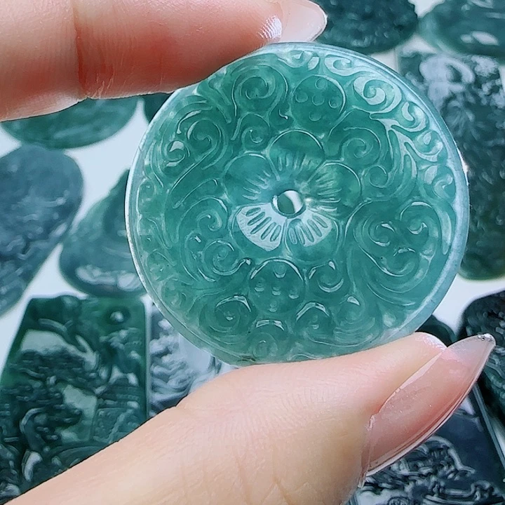 翡翠未镶嵌颈饰多样性发货天然的A货翡翠