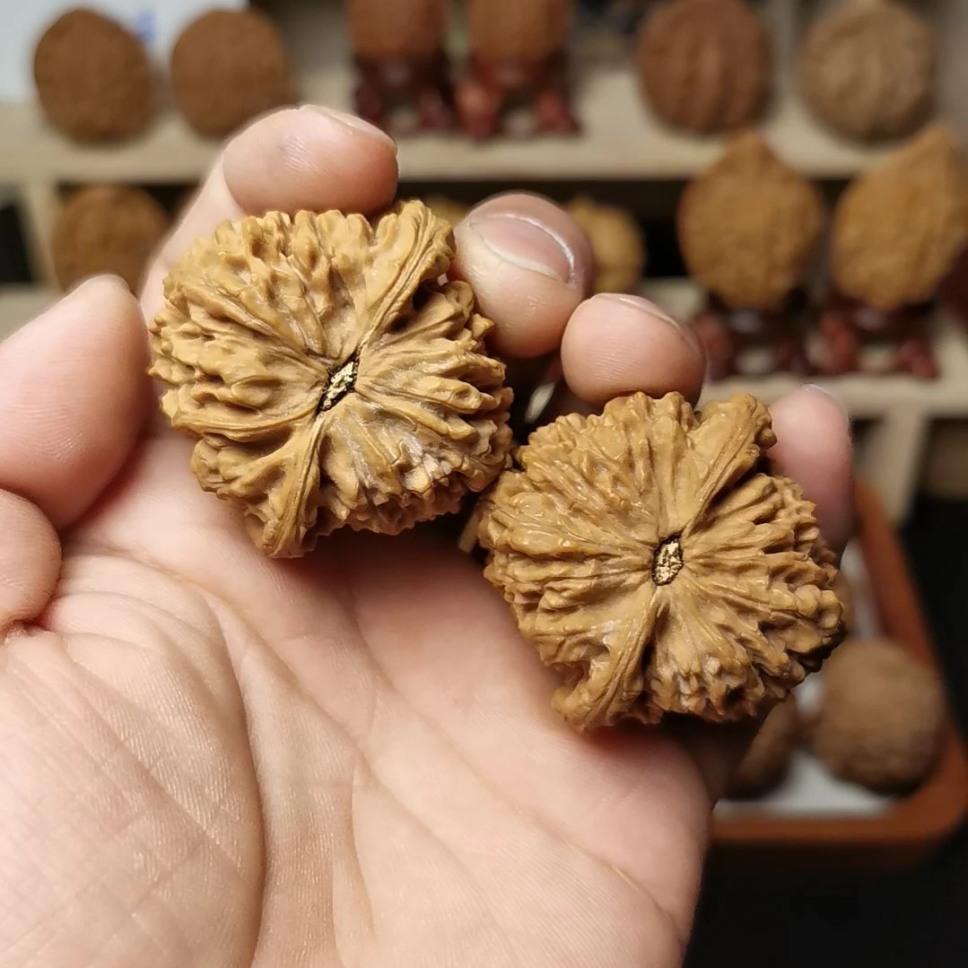 核桃文玩核桃高端小众南疆石44尺其中一只有修尖