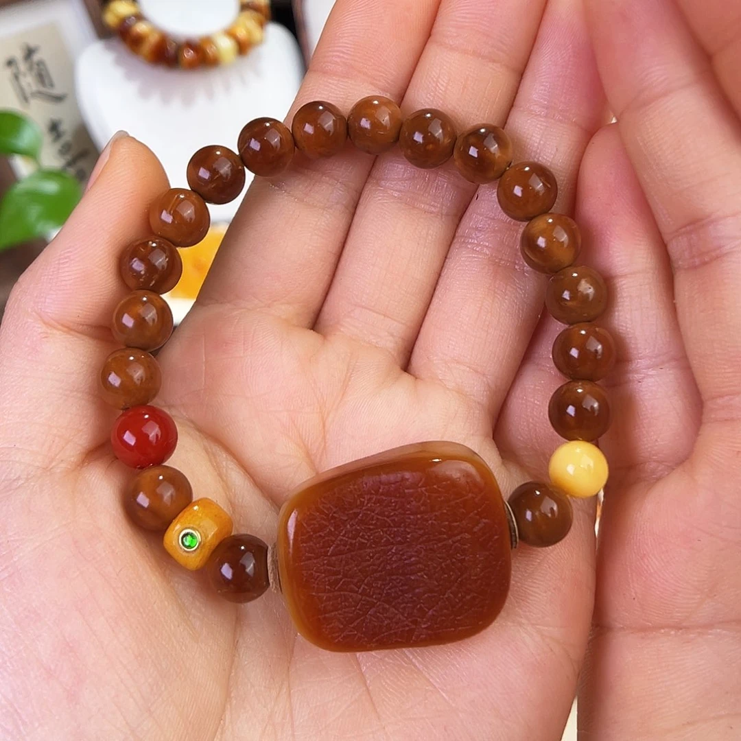 琥珀珠宝奇石未镶嵌。