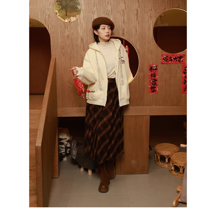 西町村屋彩点猫咪绣花连帽外套女春季新款休闲文艺上衣CAAA10025