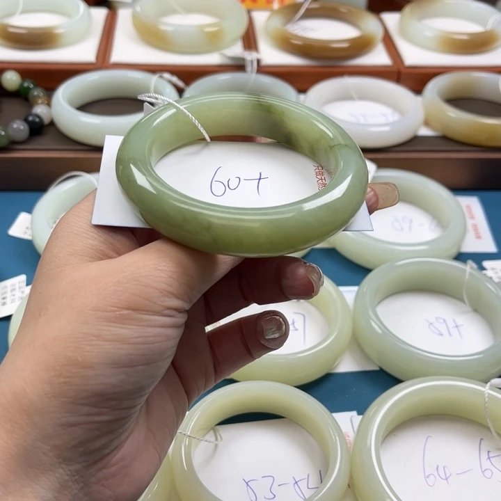 和田玉手镯未镶嵌琪**草