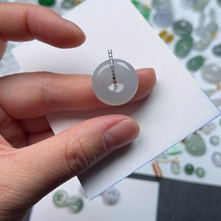 翡翠18K金镶嵌颈饰平安扣