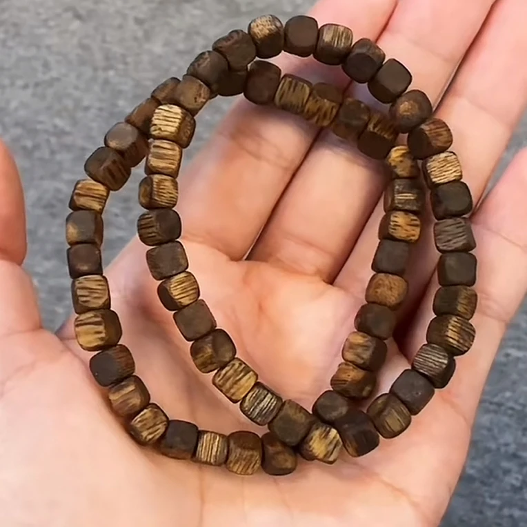 沉香【齐福珠宝】11/8-15/5mm莺歌绿奇楠方糖手串（多样性发其一）