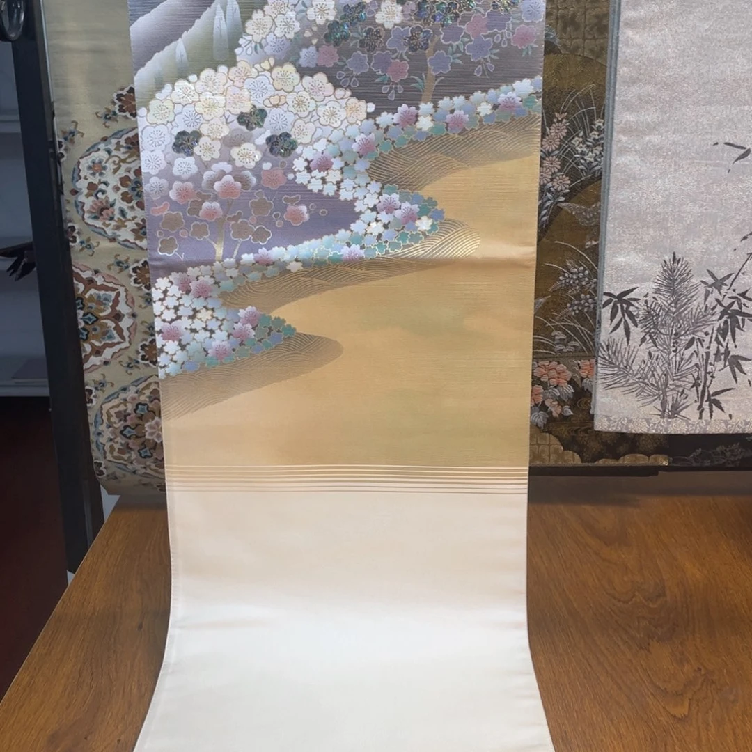 织绣两通梅花织螺钿