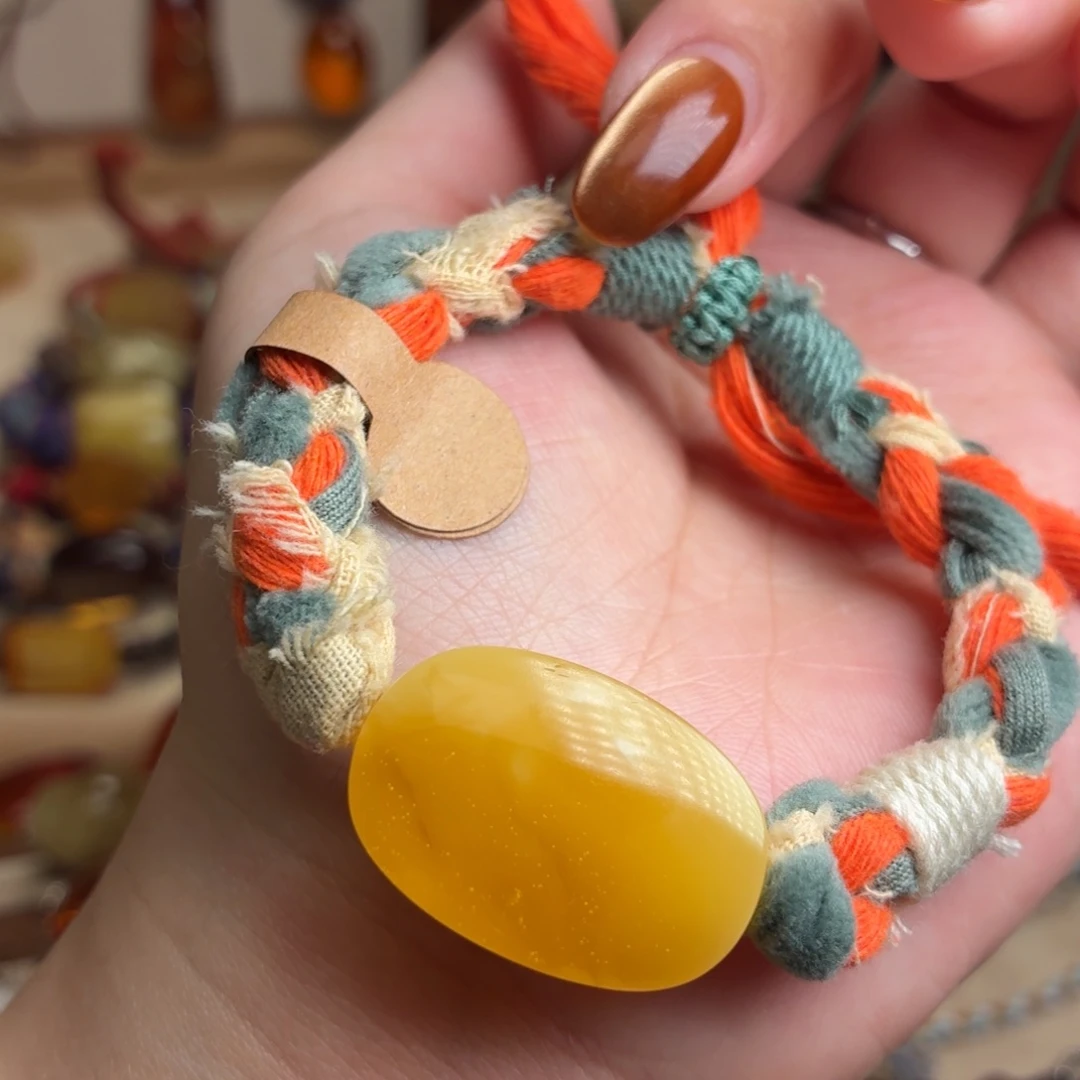 琥珀未镶嵌颈饰鸡油黄