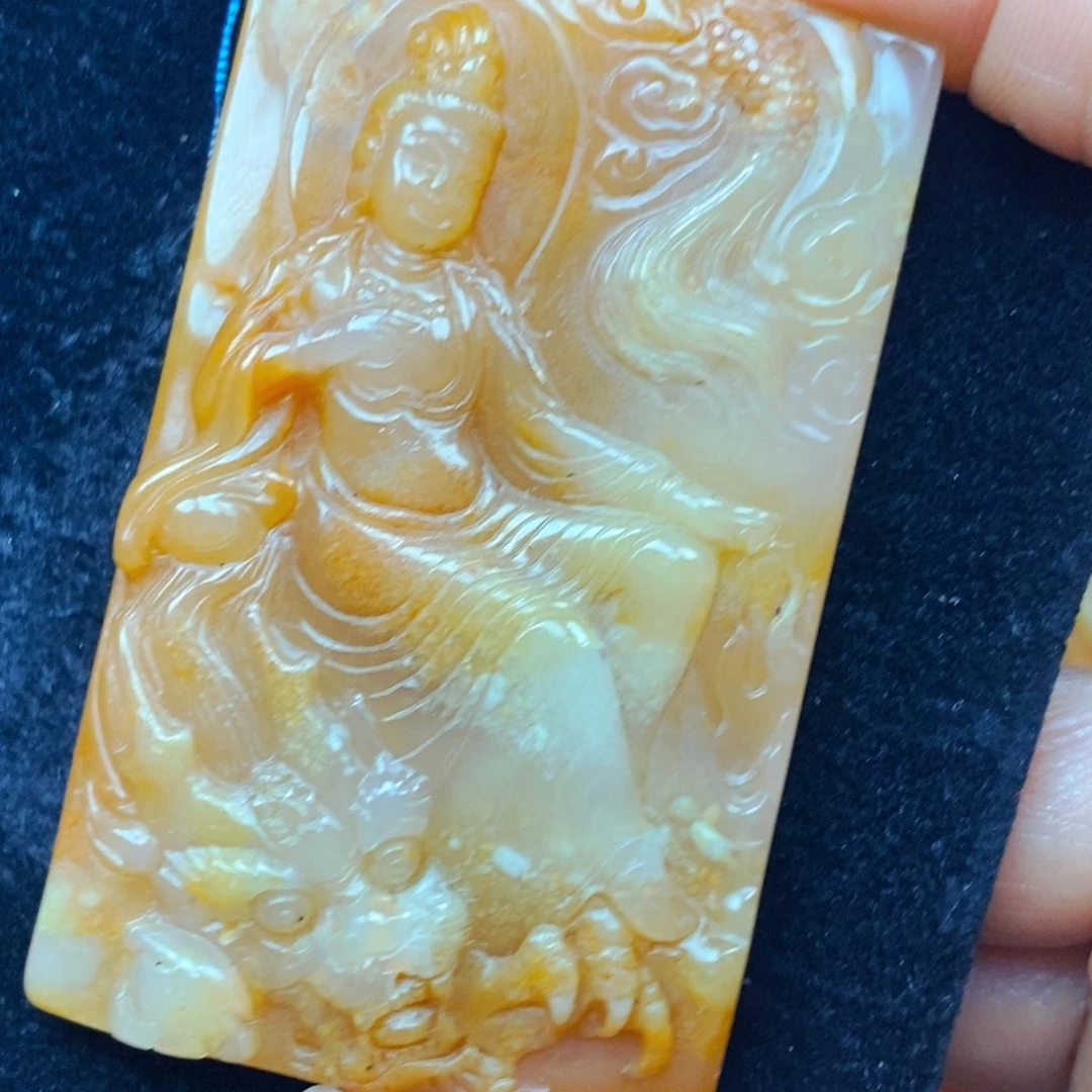 未镶嵌石英质玉（黄龙玉）颈饰