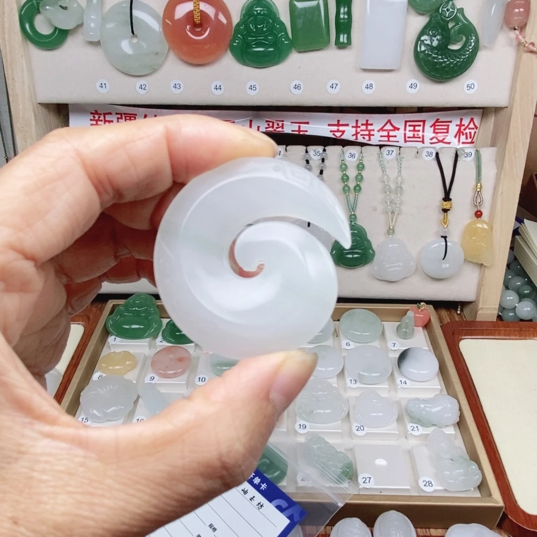 太****石英质玉（天山翠）合金颈饰