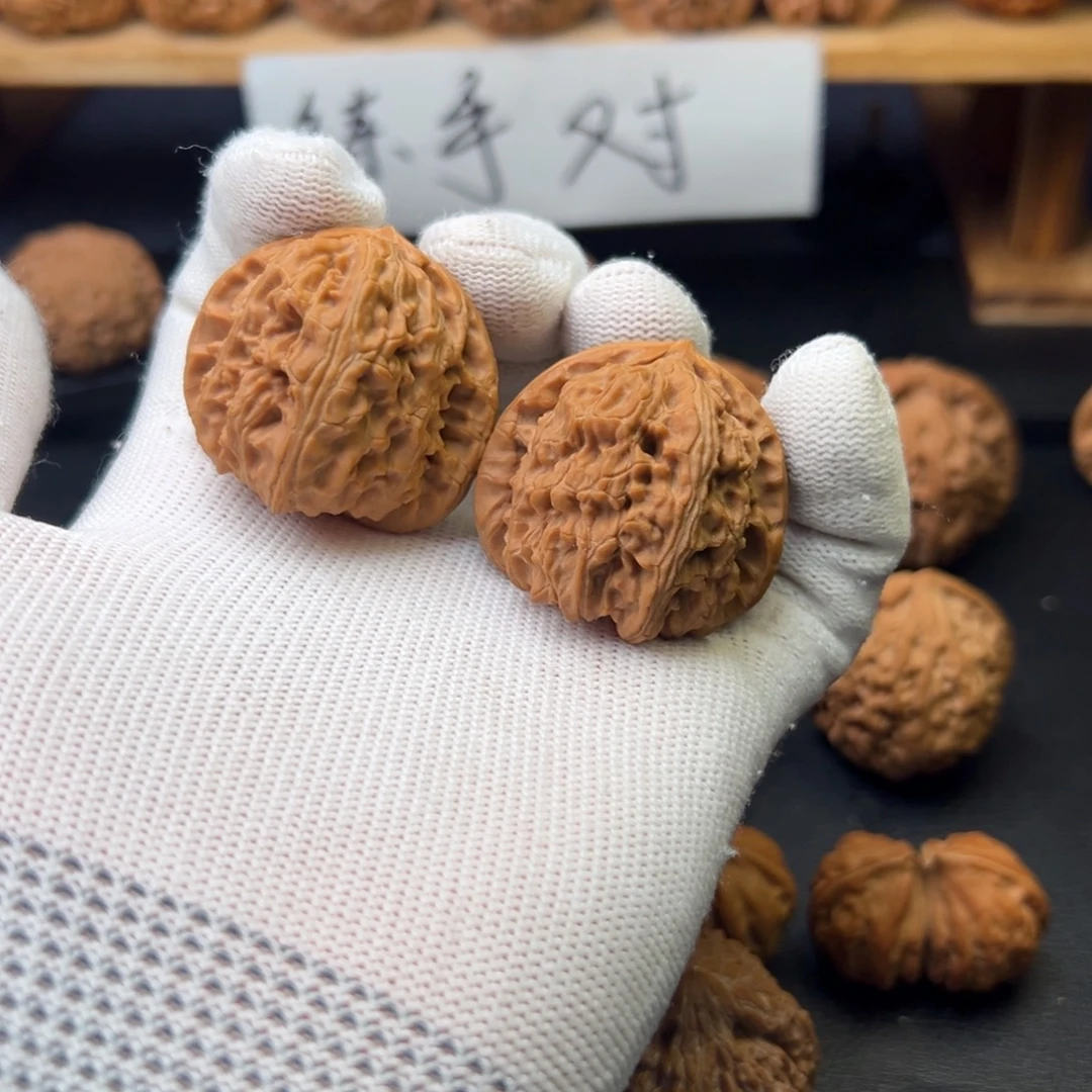 文玩核桃吊坠有修白狮子