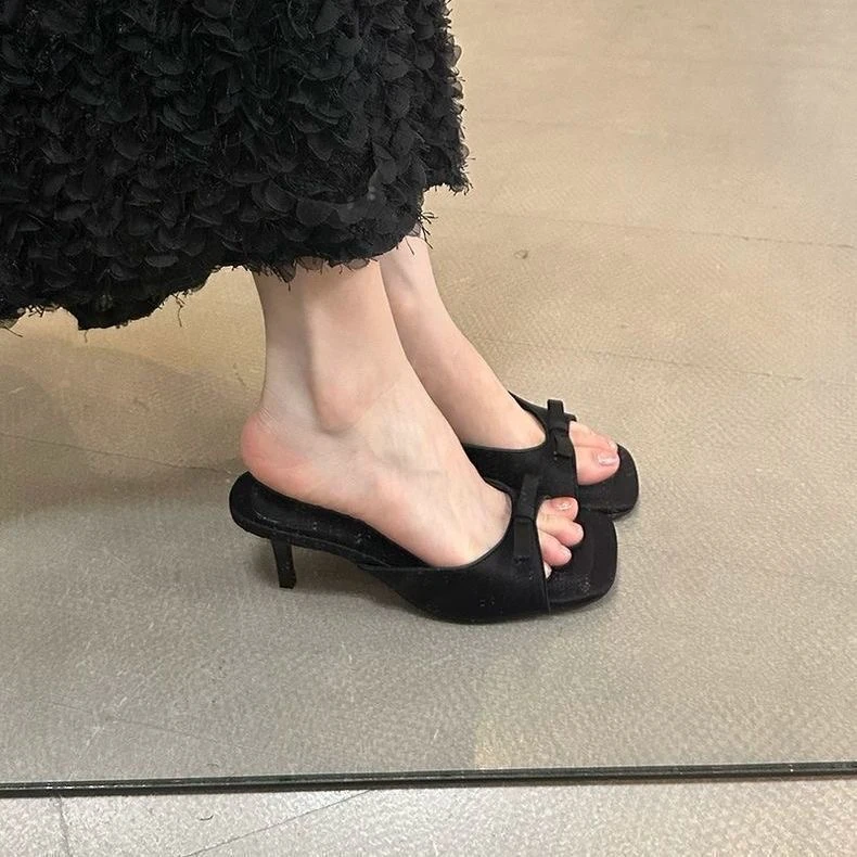 2025年夏季新款方头露趾一字带细跟凉拖女外穿甜美蝴蝶结高跟凉鞋