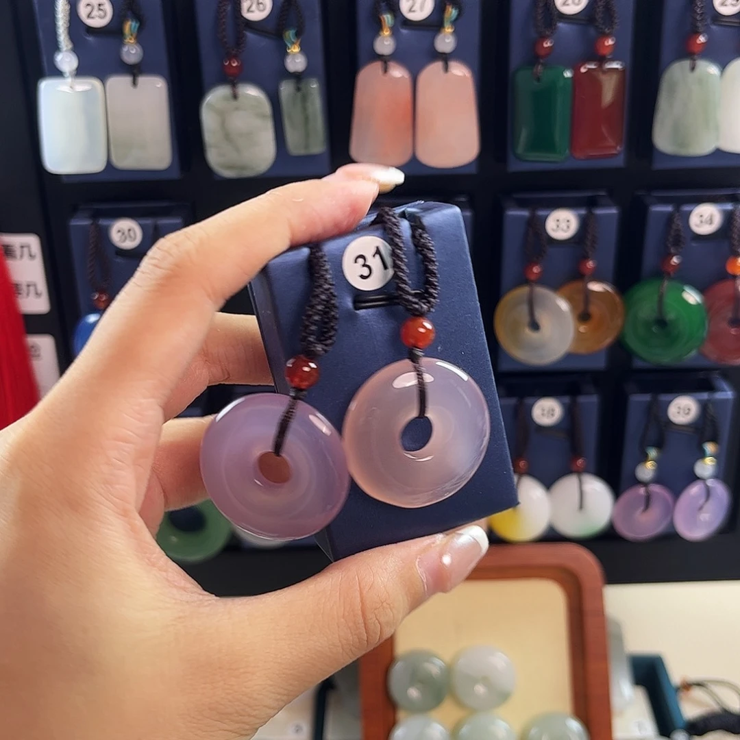 小***军石英质玉未镶嵌颈饰