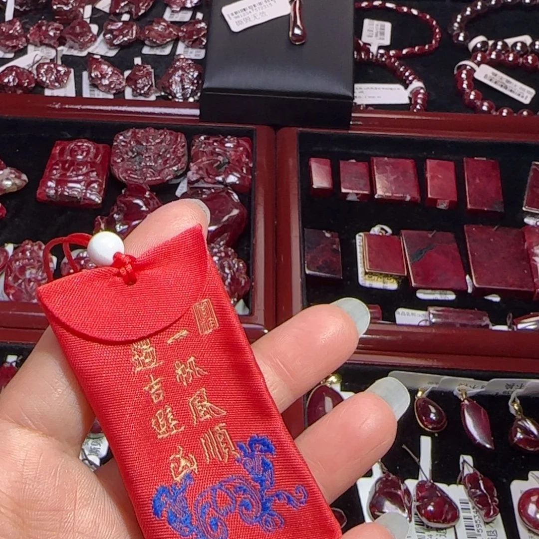 天然辰砂天然朱砂原矿吊坠