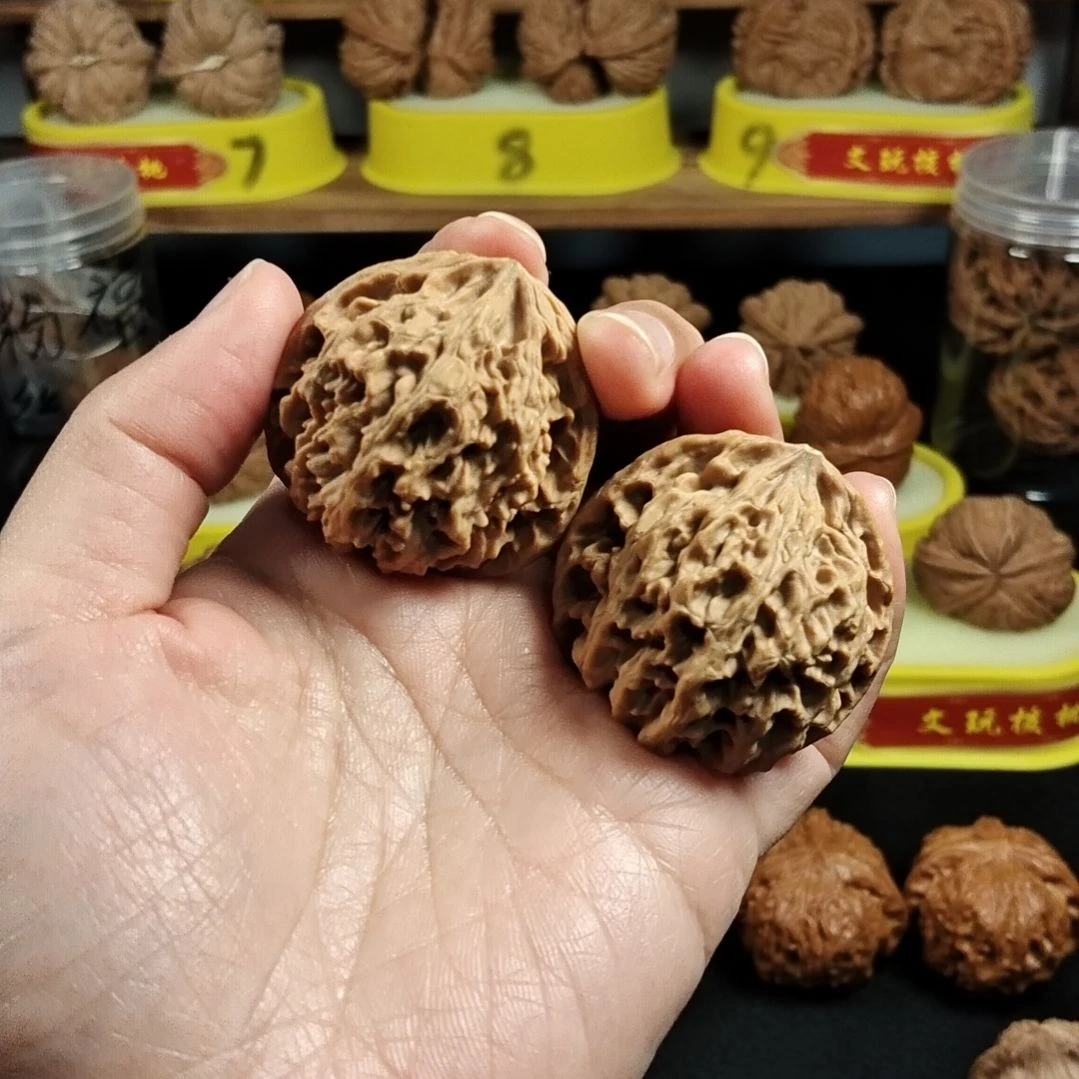 把件文玩核桃有一点水尖