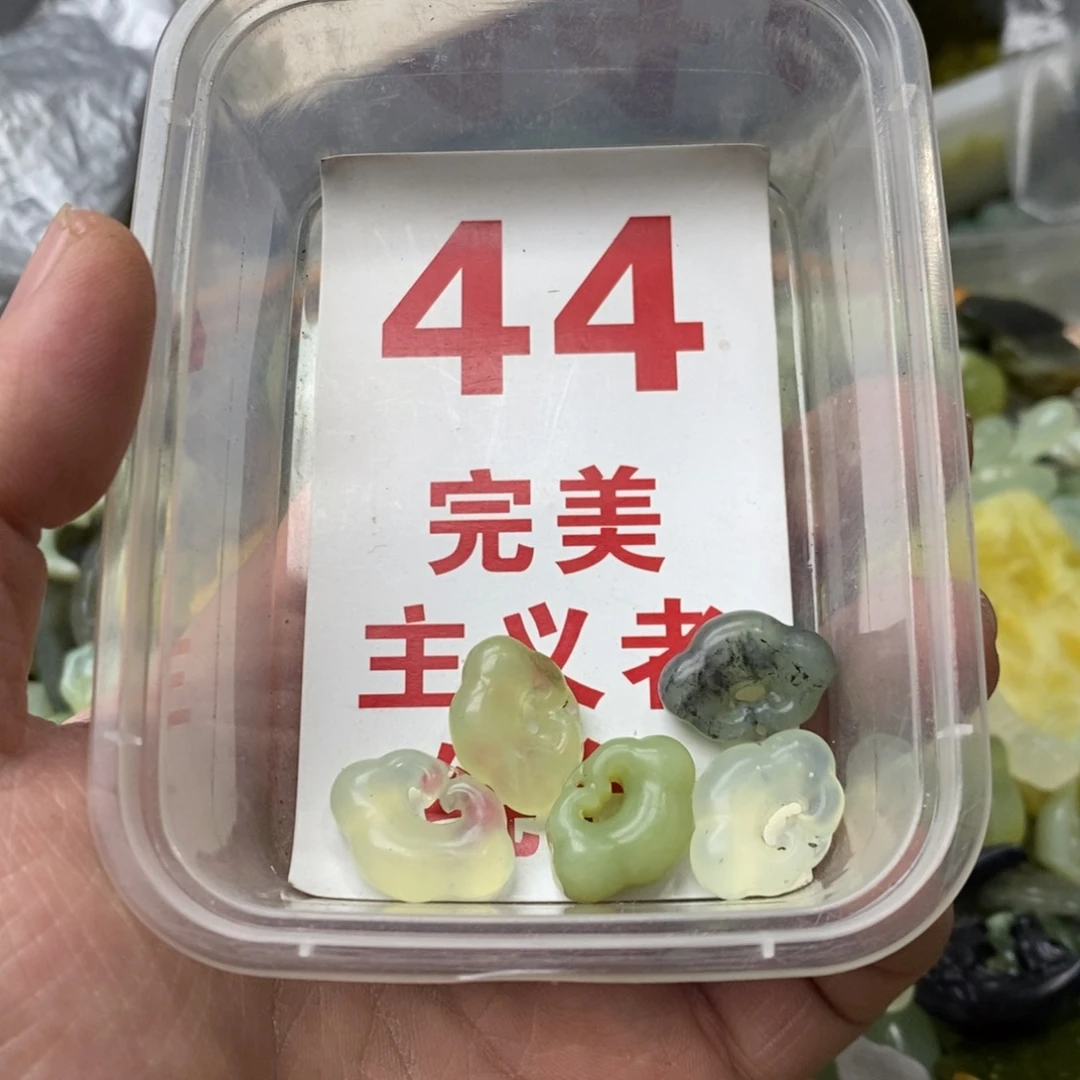 蛇纹石玉挂坠未镶嵌