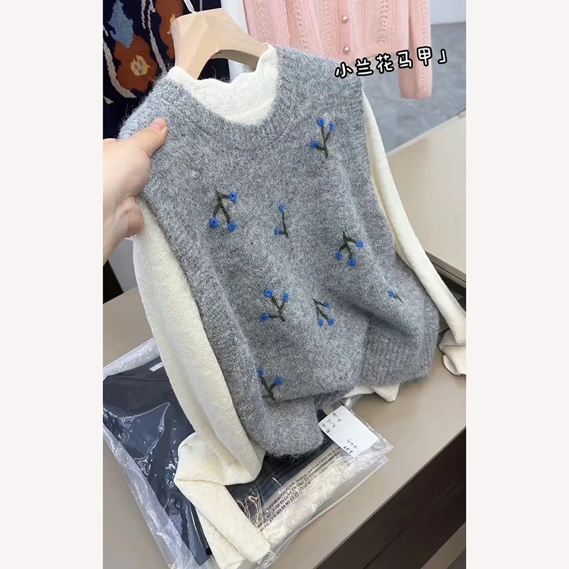 2025秋冬叠穿圆领灰色刺绣小花针织马甲温柔风洋气宽松毛衣背心女