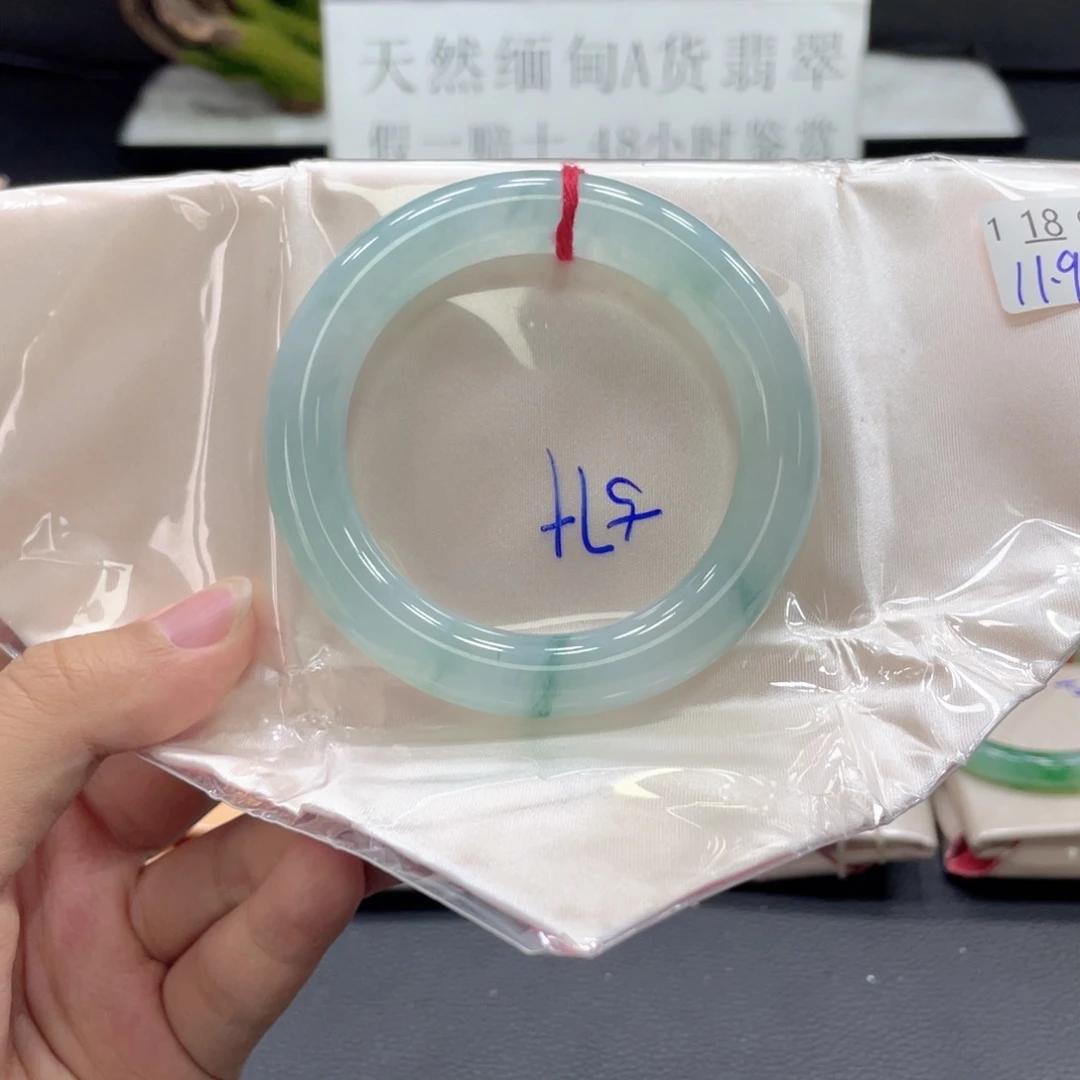 翡翠手镯未镶嵌翡翠