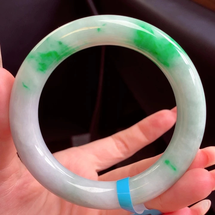 翡翠手镯未镶嵌翡翠