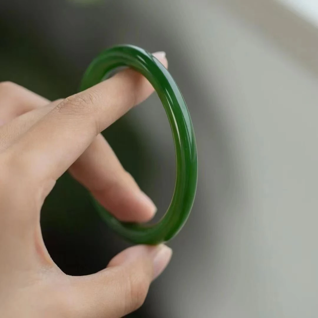 精致轻奢时尚手镯 高颜显代大气透绿青翠手镯