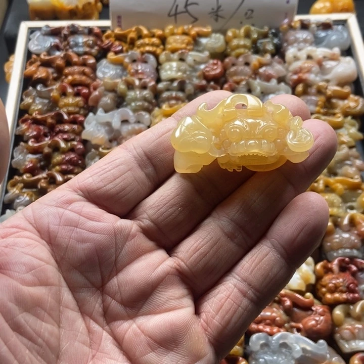 石英质玉（黄龙玉）未镶嵌颈饰