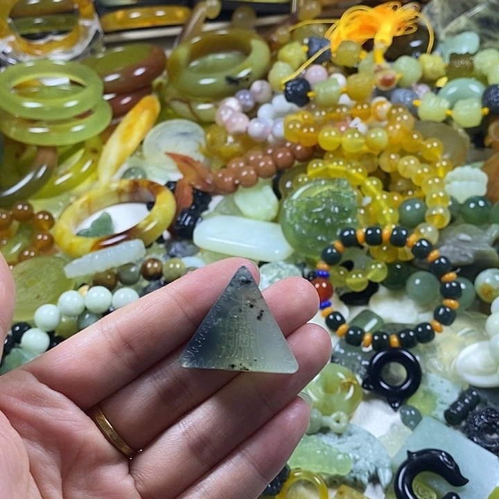 蛇纹石玉未镶嵌颈饰