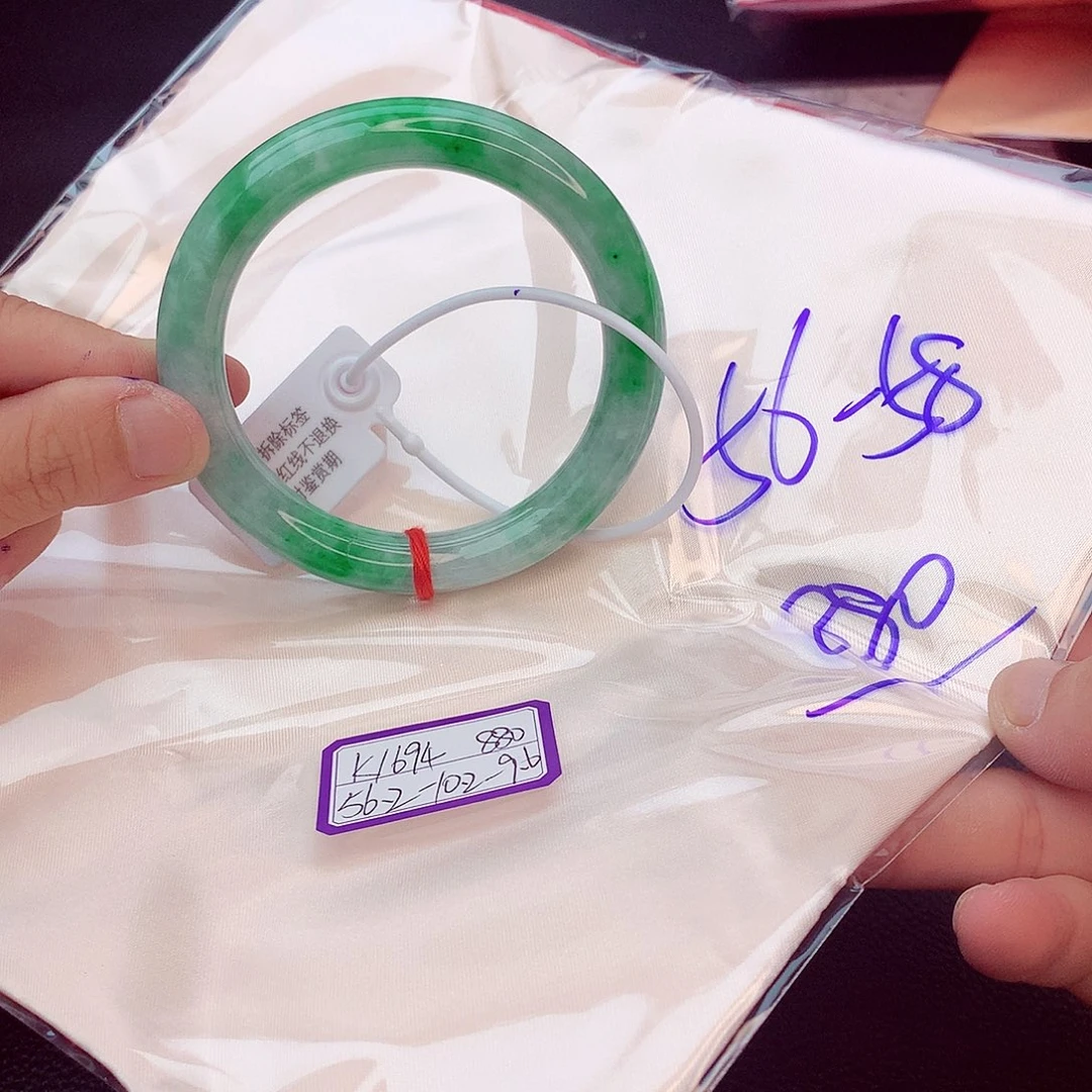 翡翠手镯未镶嵌翡翠