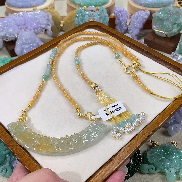 小***。颈饰未镶嵌翡翠翡翠吊坠