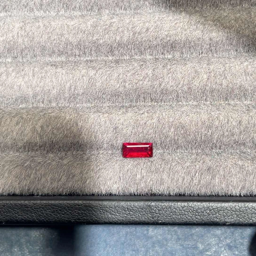 红宝石裸石0.56ct无烧鸽血红强荧光吉尔德