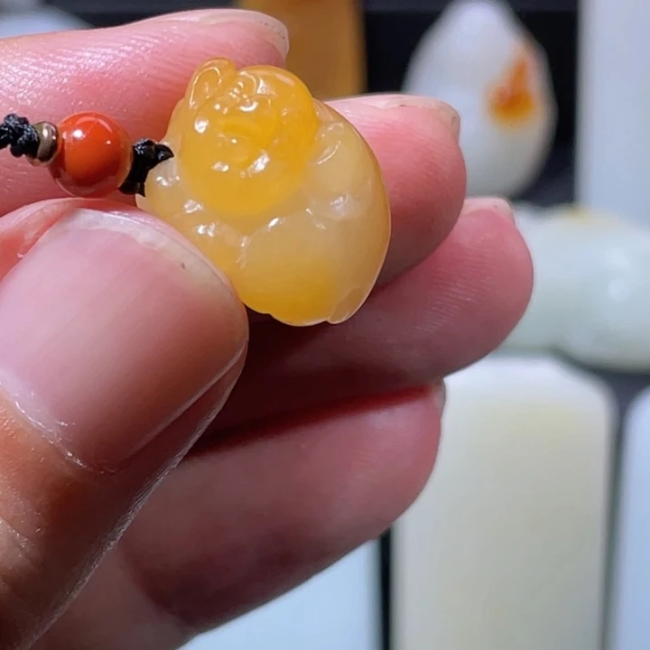 和田玉未镶嵌颈饰  沁色发财猪