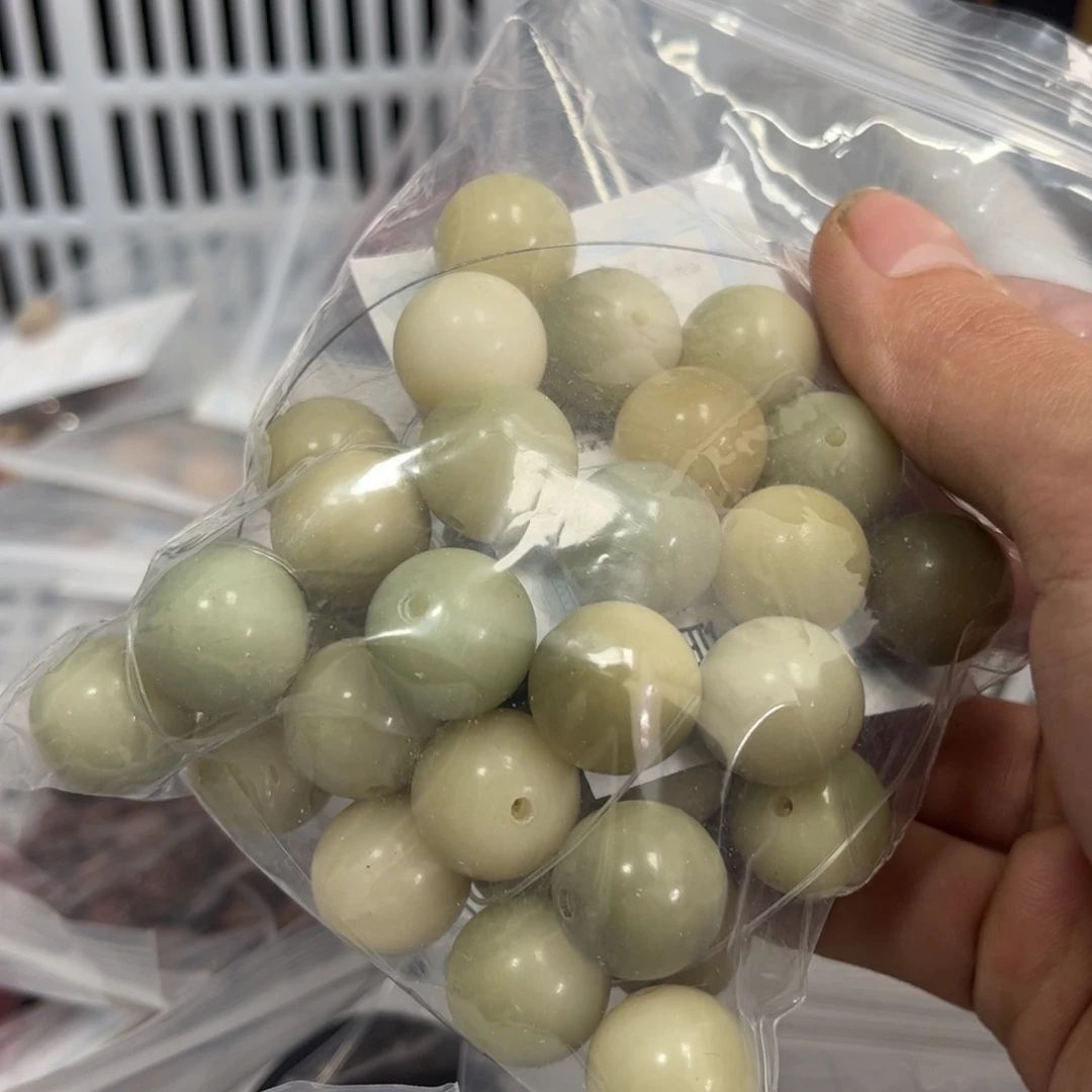 【闪购商品】白玉菩提吊坠z16/微瑕晴天大卡锅底