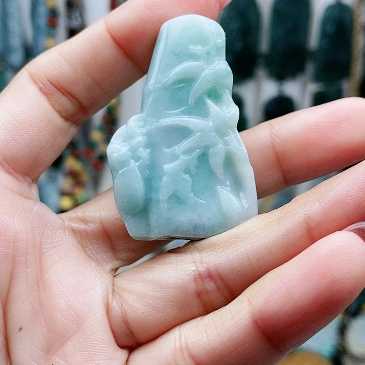 颈饰足铂镶嵌翡翠翡翠