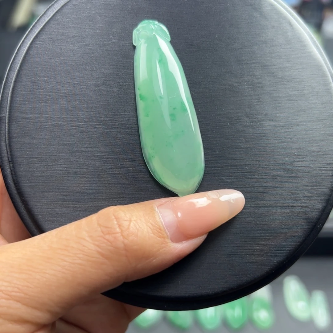 石英质玉（非洲翠）未镶嵌颈饰