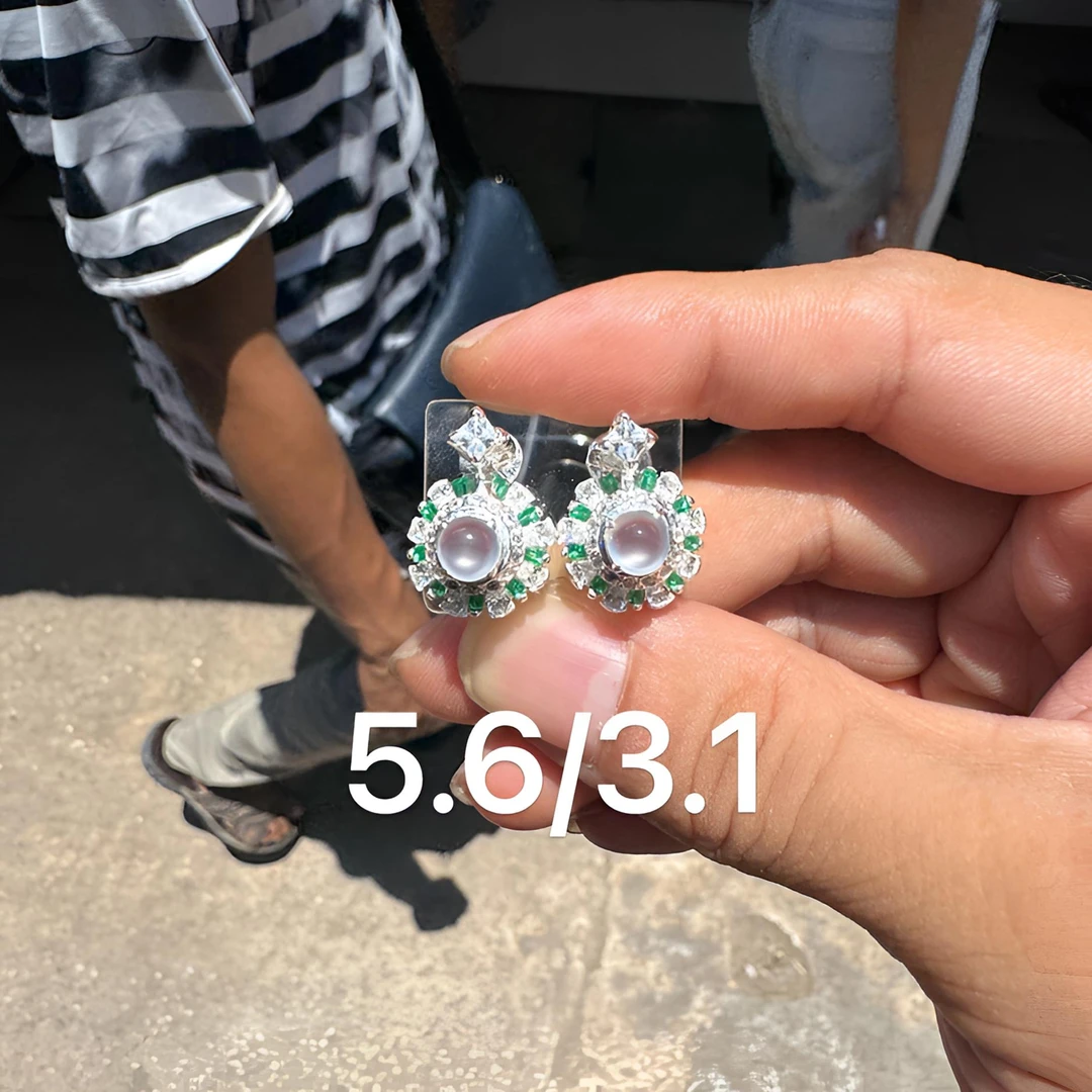 0523(小哪吒在源头)玻璃种翡翠正圆白冰耳钉干净饱满荧光足M40