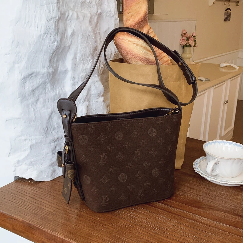 6023咖色【变形水桶】 新款水桶包单肩斜跨女包【上款23高18】