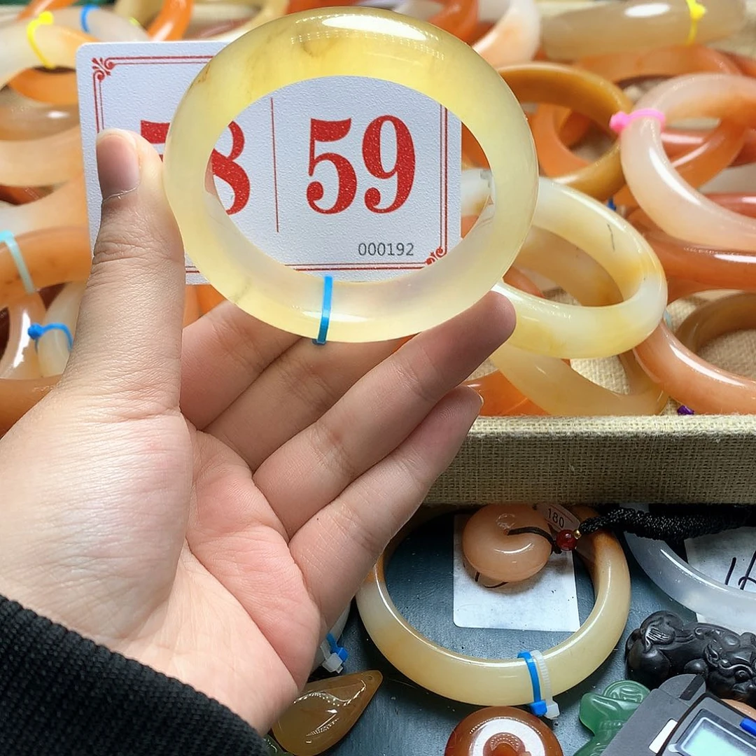 未镶嵌石英质玉（黄龙玉）手镯