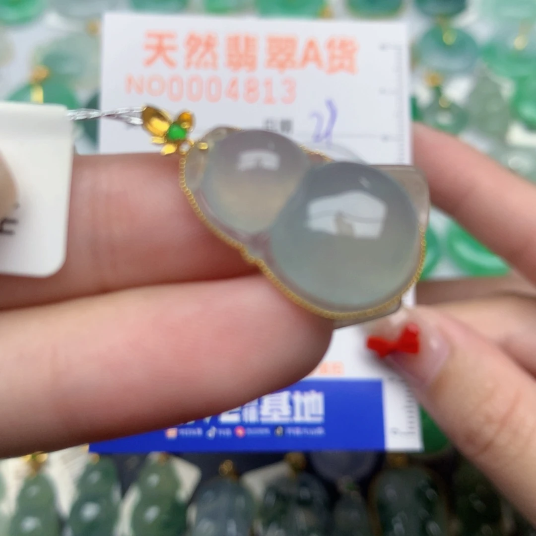 ·***翡翠18K金镶嵌颈饰葫芦